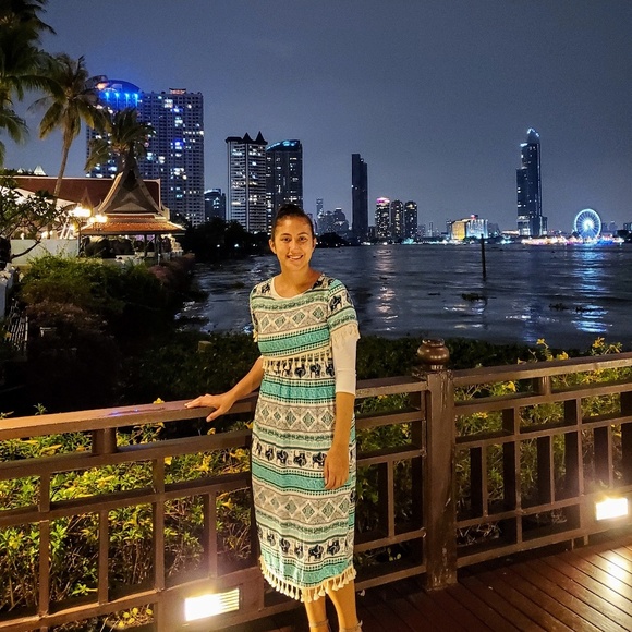 Meet your Posher, Caitlin - Picture 3 of 12